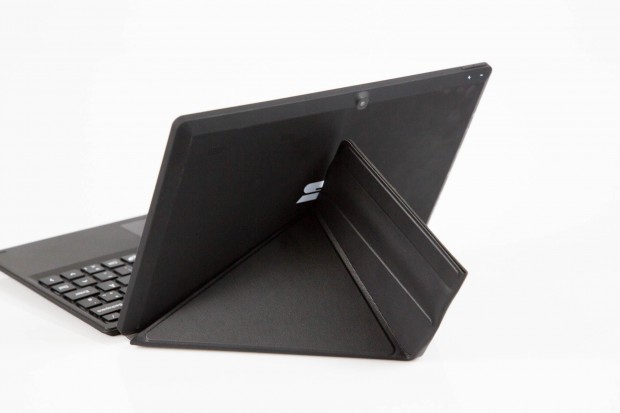 Mit dem Faltcover steht das Tablet auf einer ebenen Fläche stabil. (Bild: Fabian Hamacher/Golem.de)